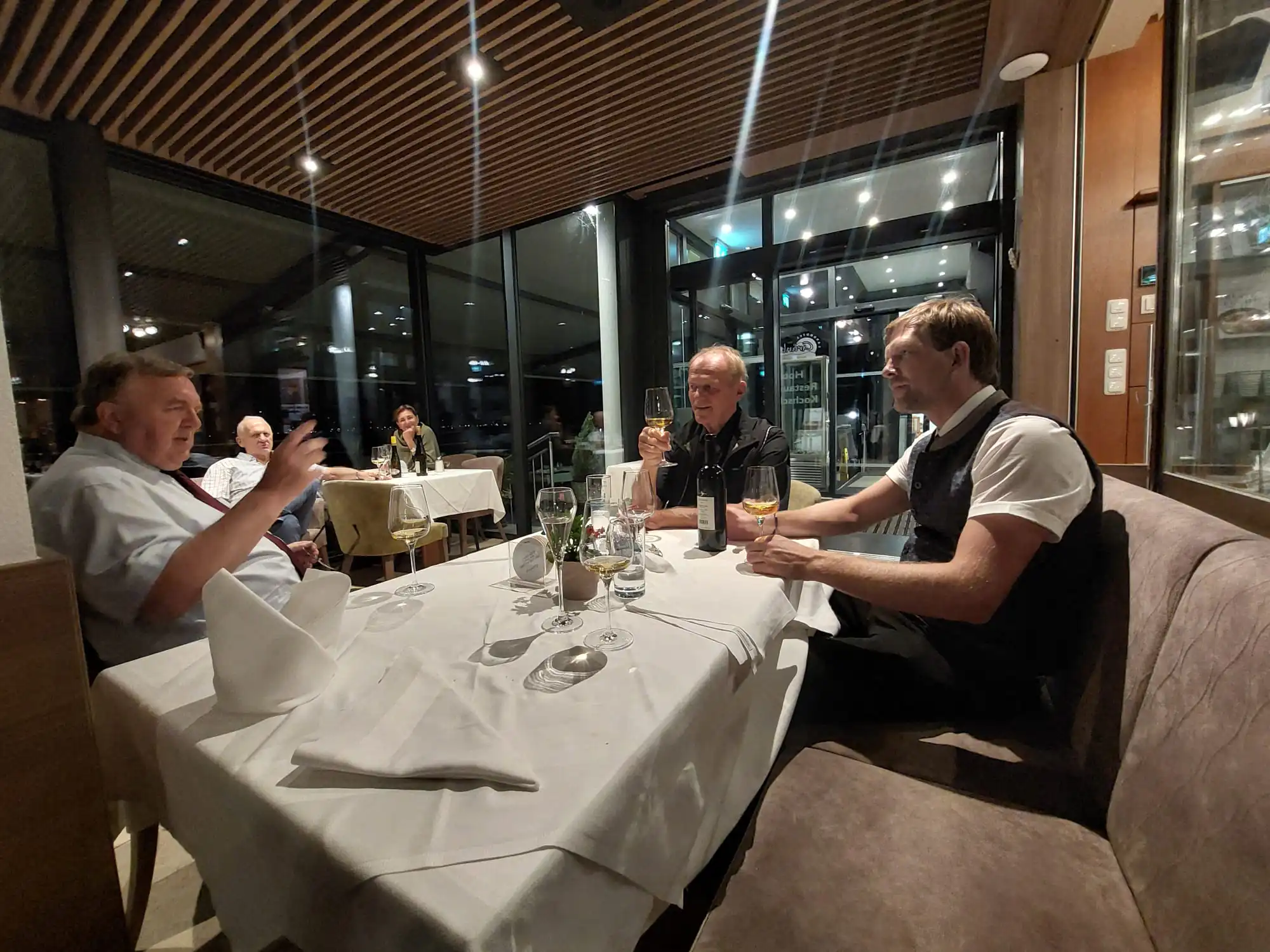 Weinverkostung mit Gästen im Landhotel Grünberg am Traunsee
